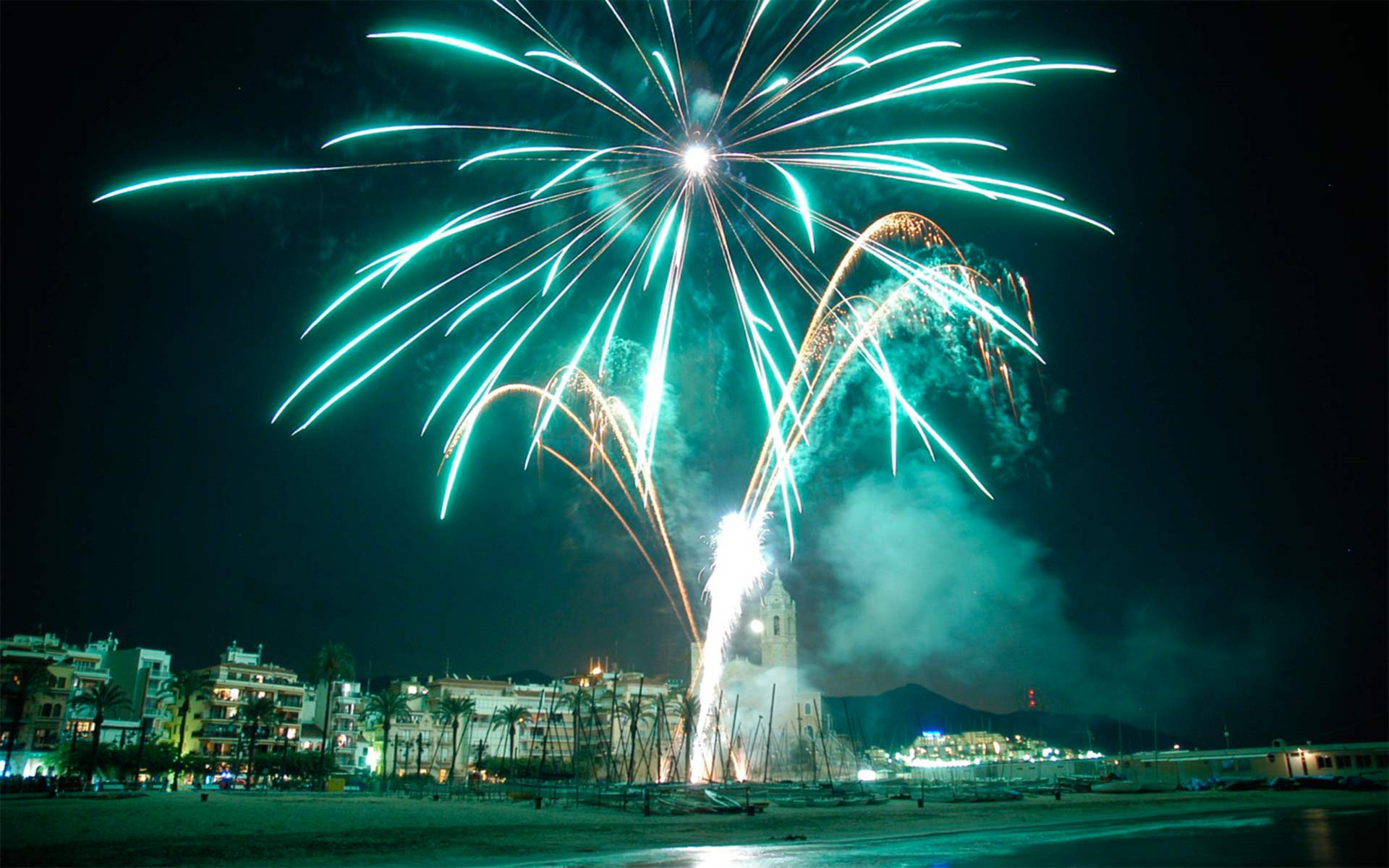 Fuegos artificiales en la playa de Sitges